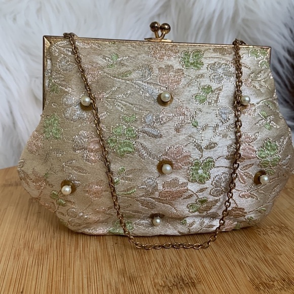 Vintage Ivory Embroidered Beaded Small Kiss Lock Chain Strap Mini Evening Bag - Picture 16 of 17
